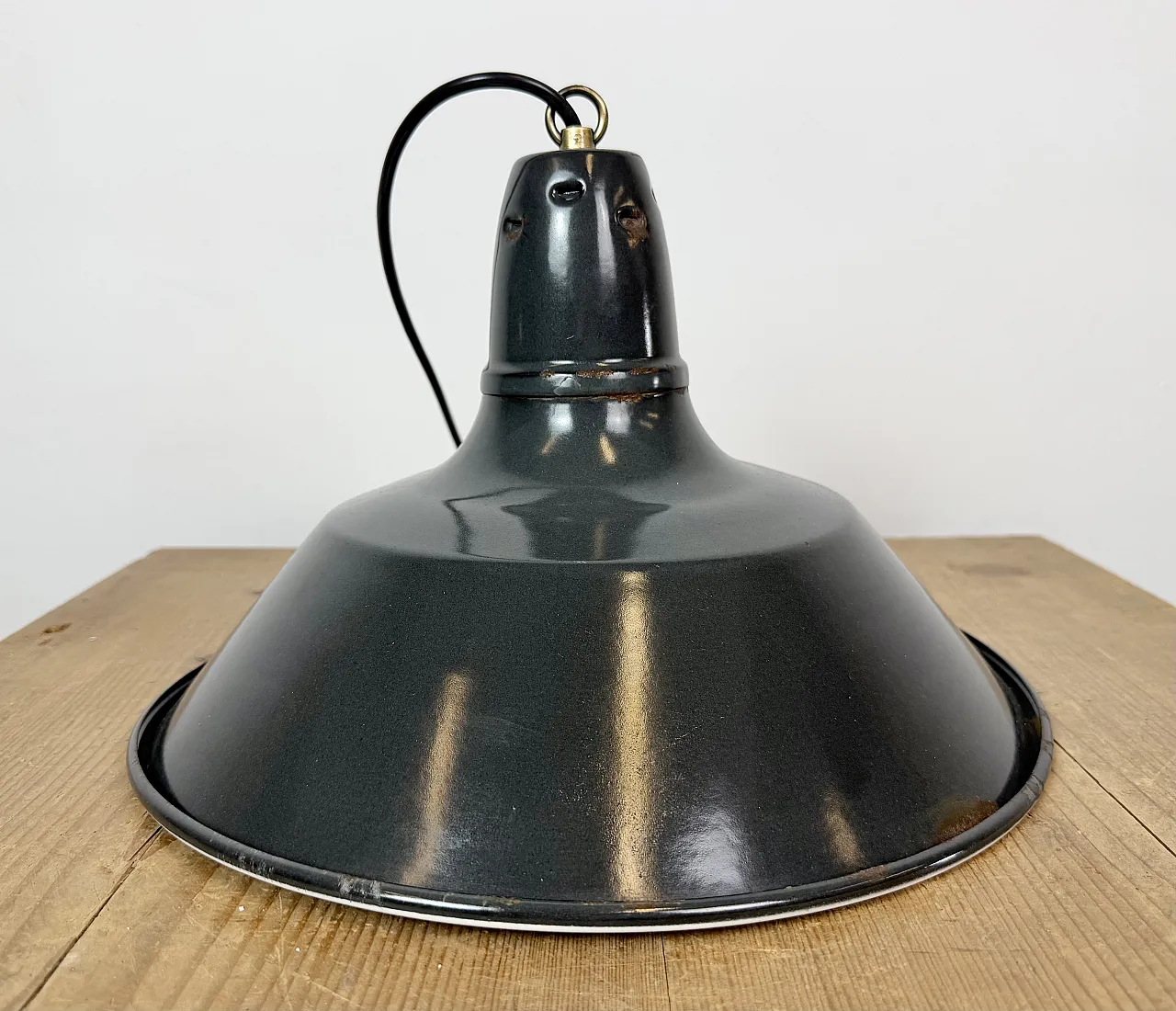 Lampada a sospensione industriale francese in smalto nero, anni '60 14