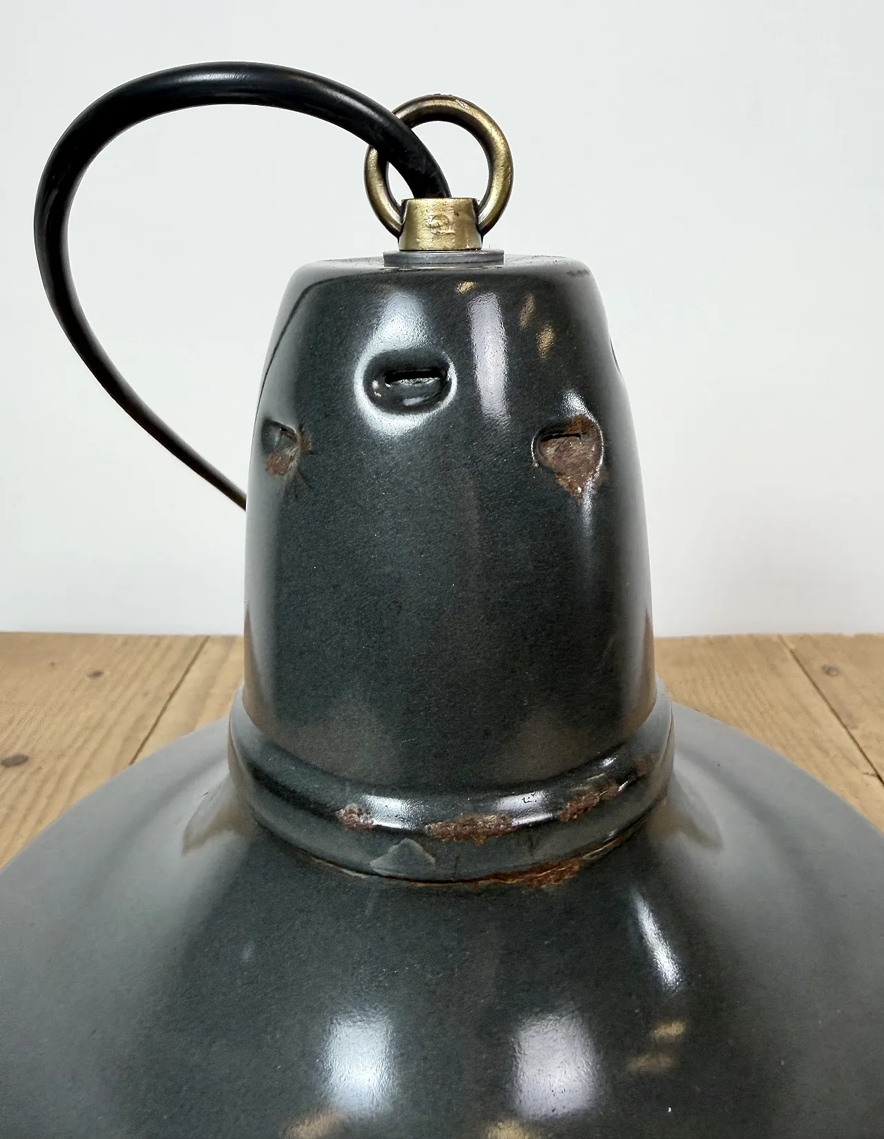 Lampada a sospensione industriale francese in smalto nero, anni '60 15