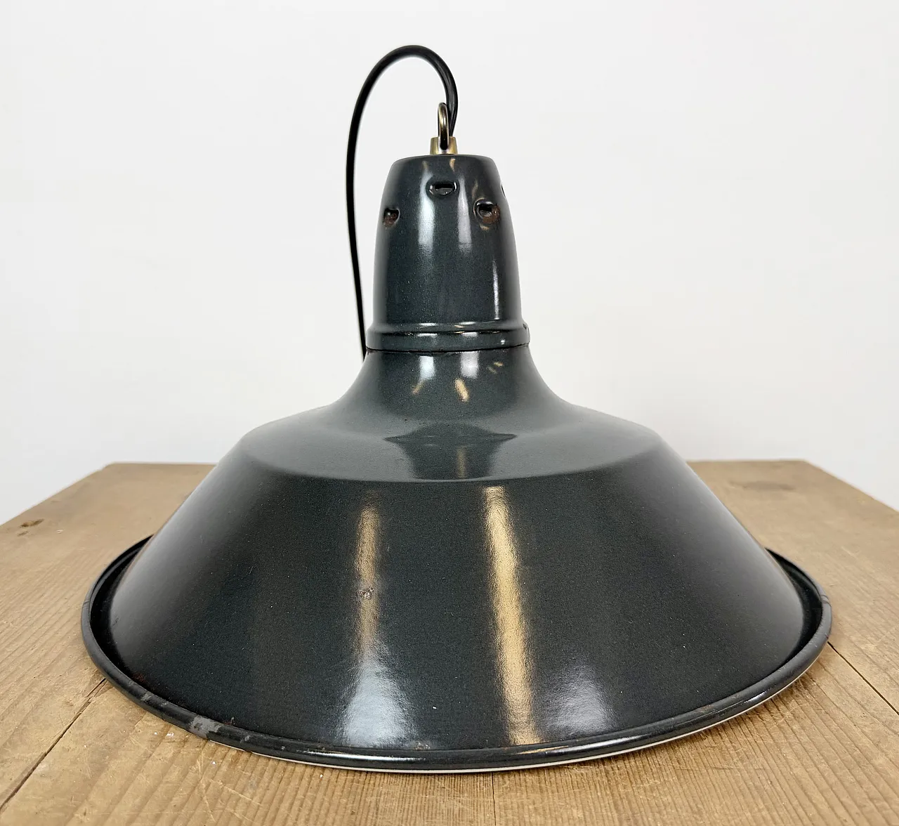Lampada a sospensione industriale francese in smalto nero, anni '60 16