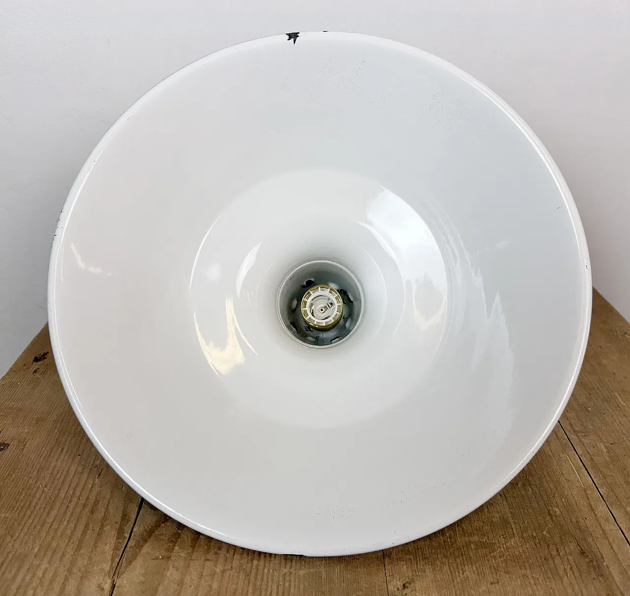 Lampada a sospensione industriale francese in smalto nero, anni '60 17