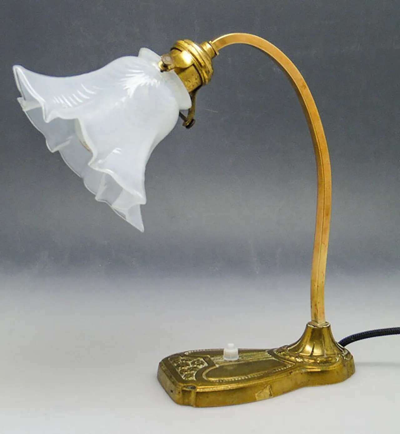 Lampada da notte Art Nouveau in vetro e metallo, Austria, primi del Novecento. 2