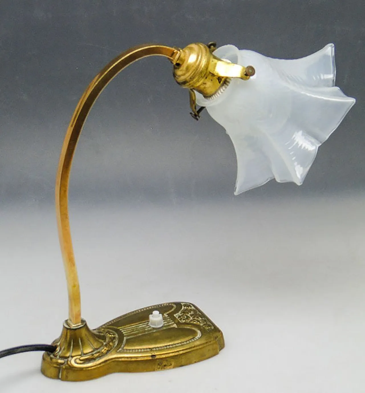 Lampada da notte Art Nouveau in vetro e metallo, Austria, primi del Novecento. 3