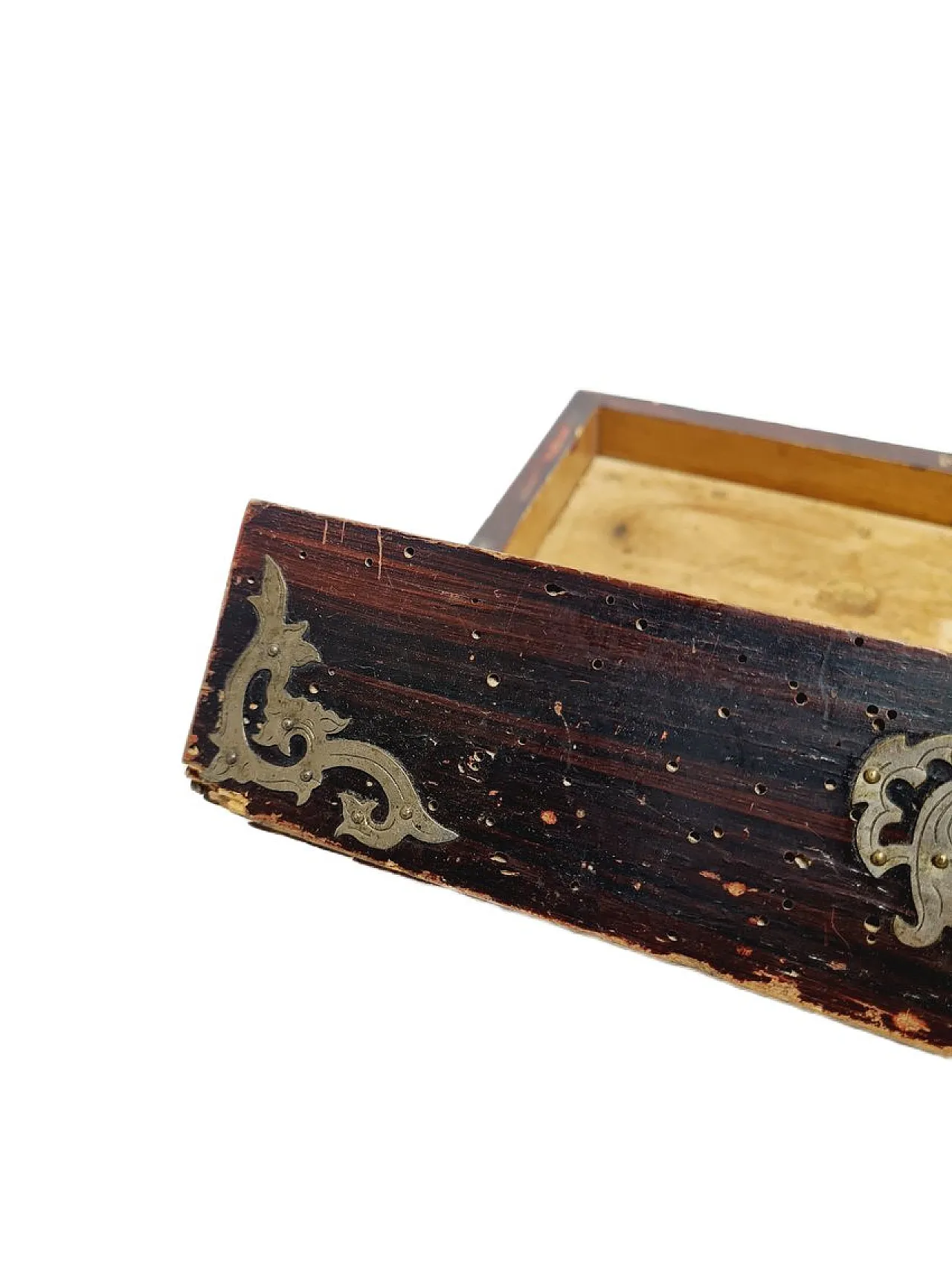 Cassetta degli attrezzi orientale in legno con applicazioni in alpaca, anni '30 11
