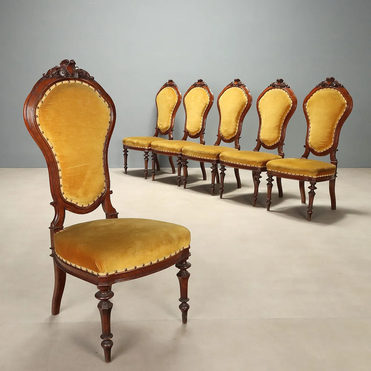 6 Umbertine walnut chairs, 19th century 1