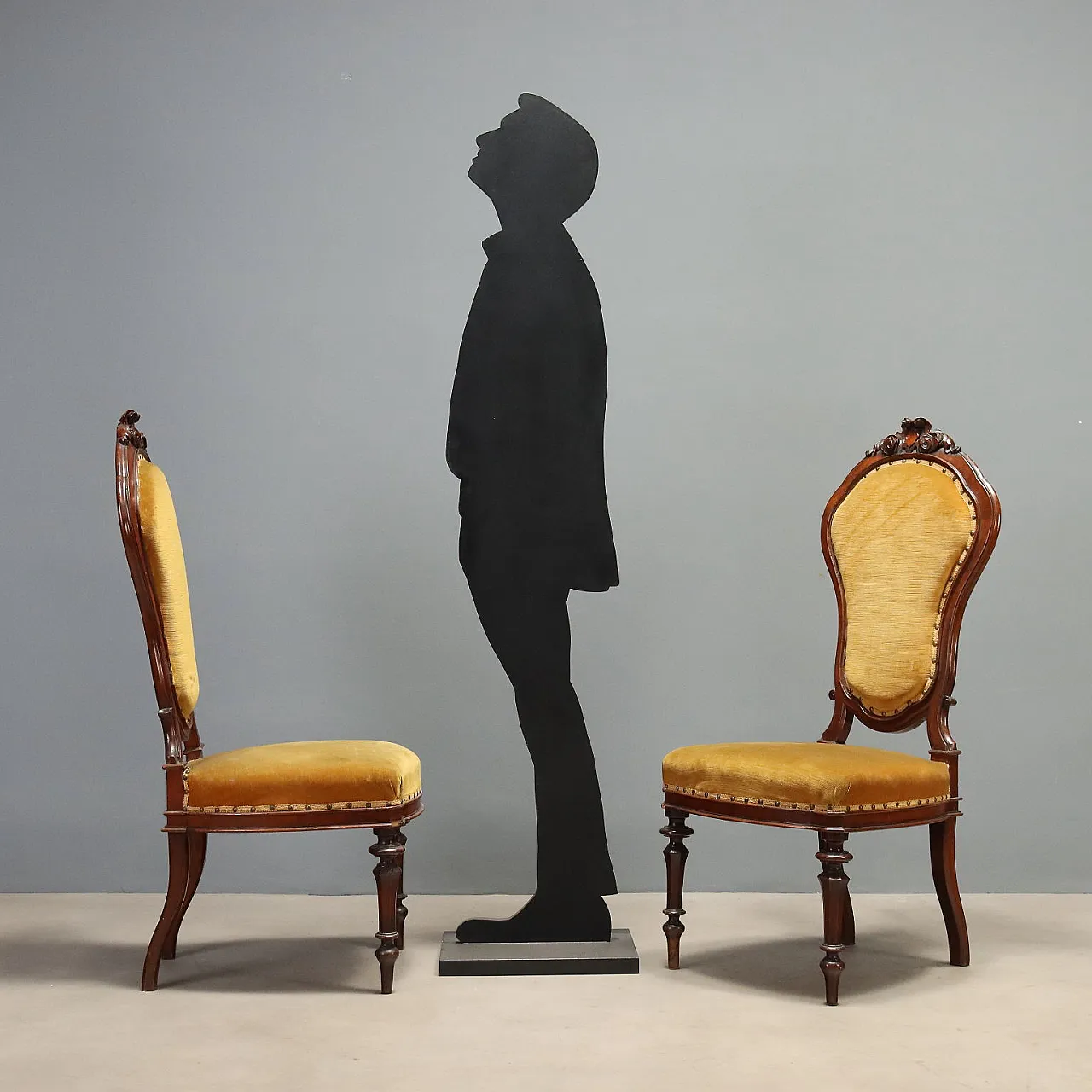 6 Umbertine walnut chairs, 19th century 2
