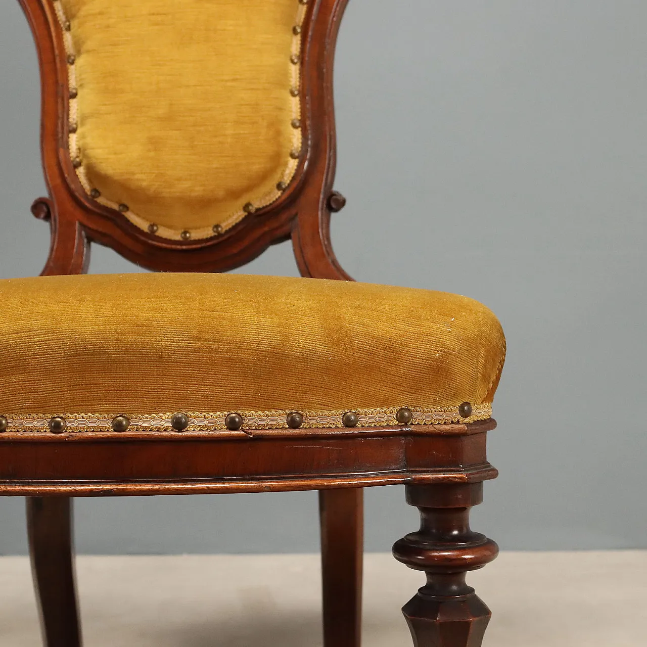 6 Umbertine walnut chairs, 19th century 7