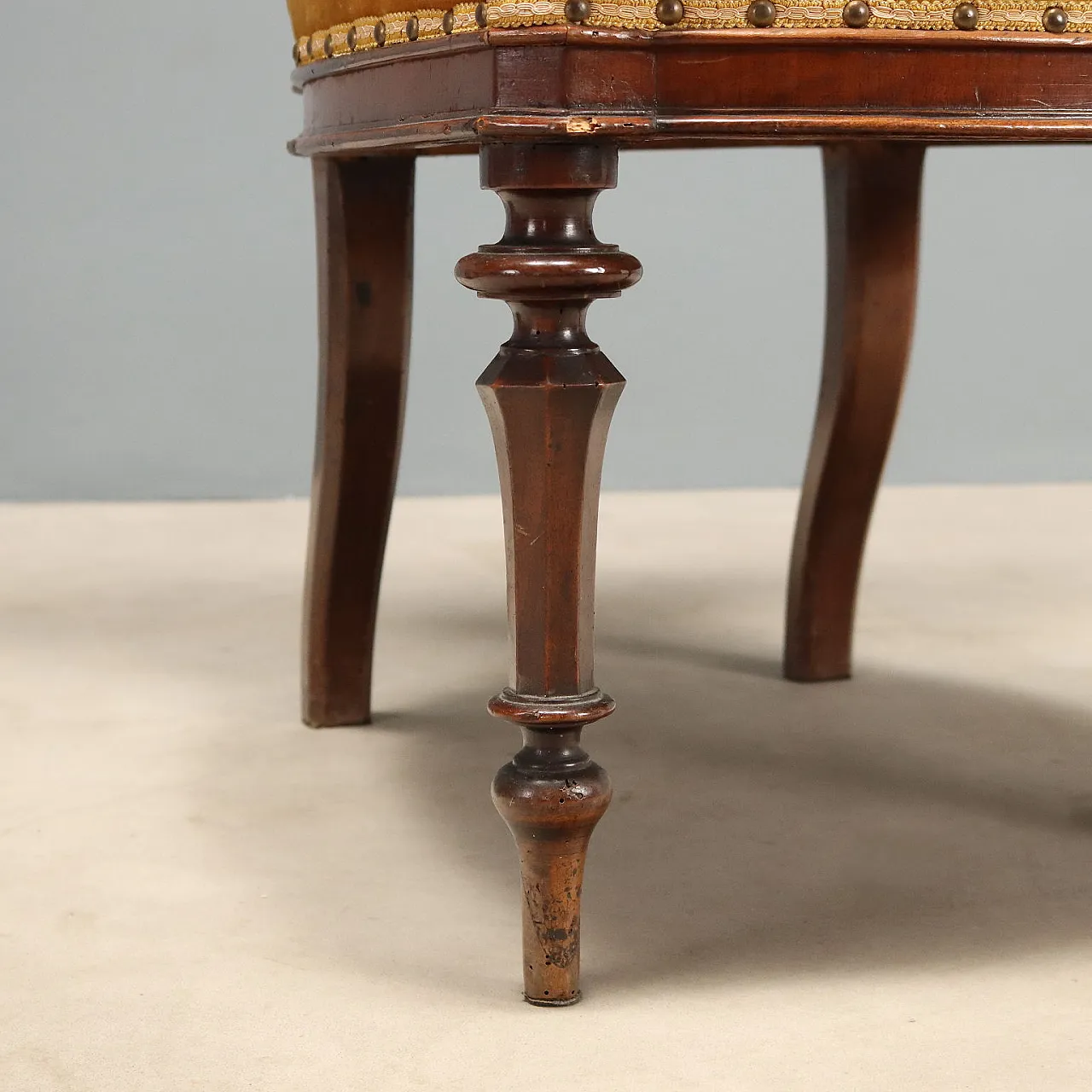 6 Umbertine walnut chairs, 19th century 8