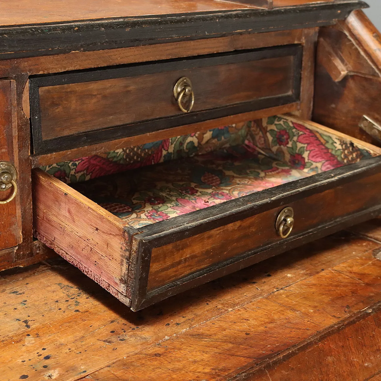 Flap in walnut and walnut burl with ebonized details, 18th century 6