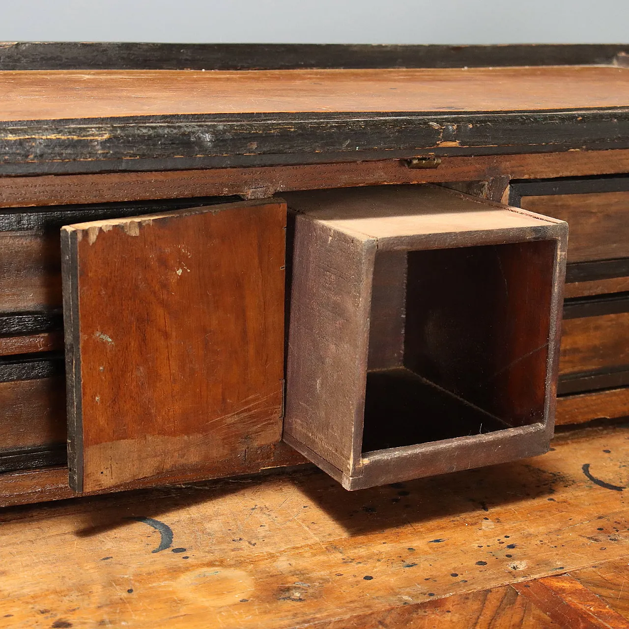 Flap in walnut and walnut burl with ebonized details, 18th century 7