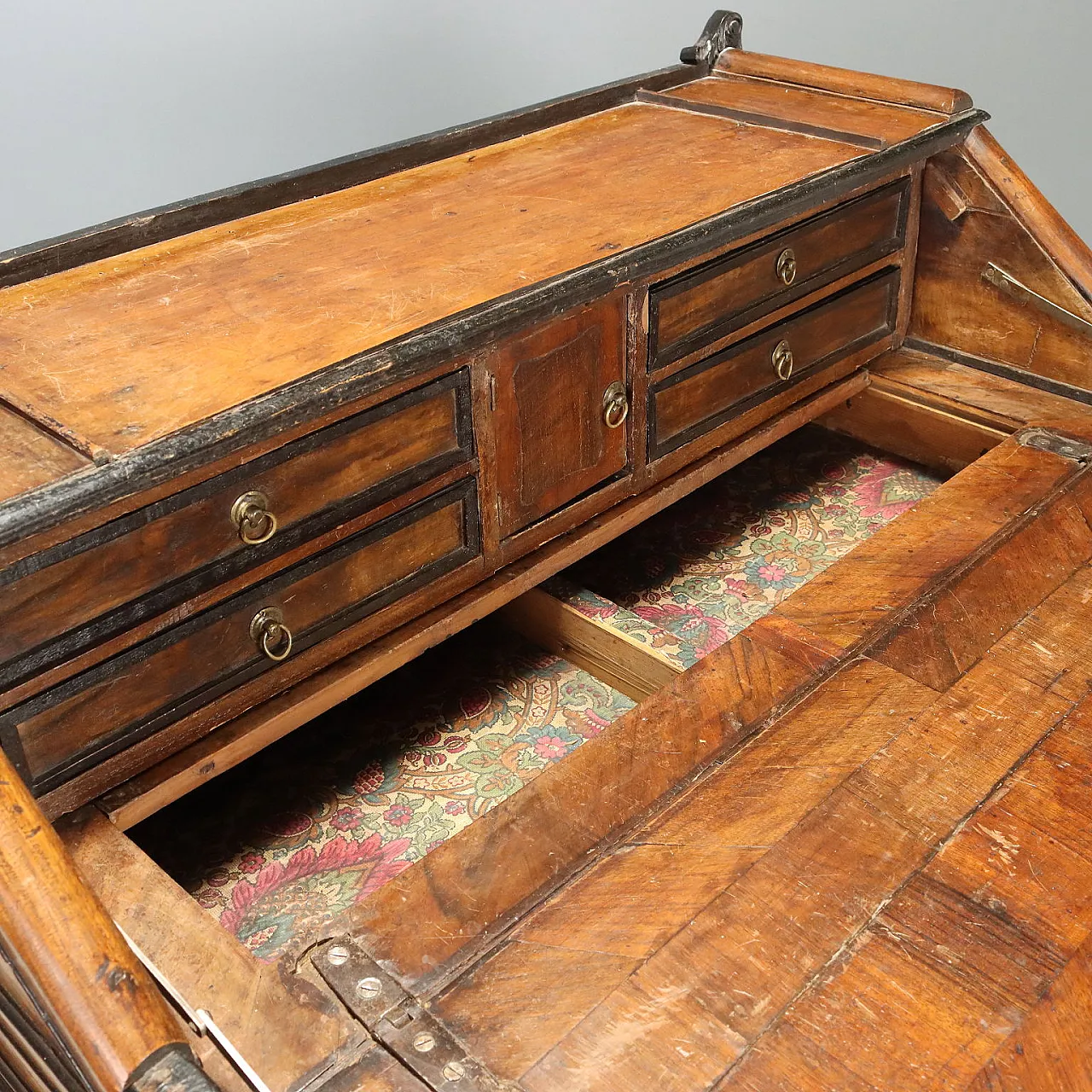 Flap in walnut and walnut burl with ebonized details, 18th century 8