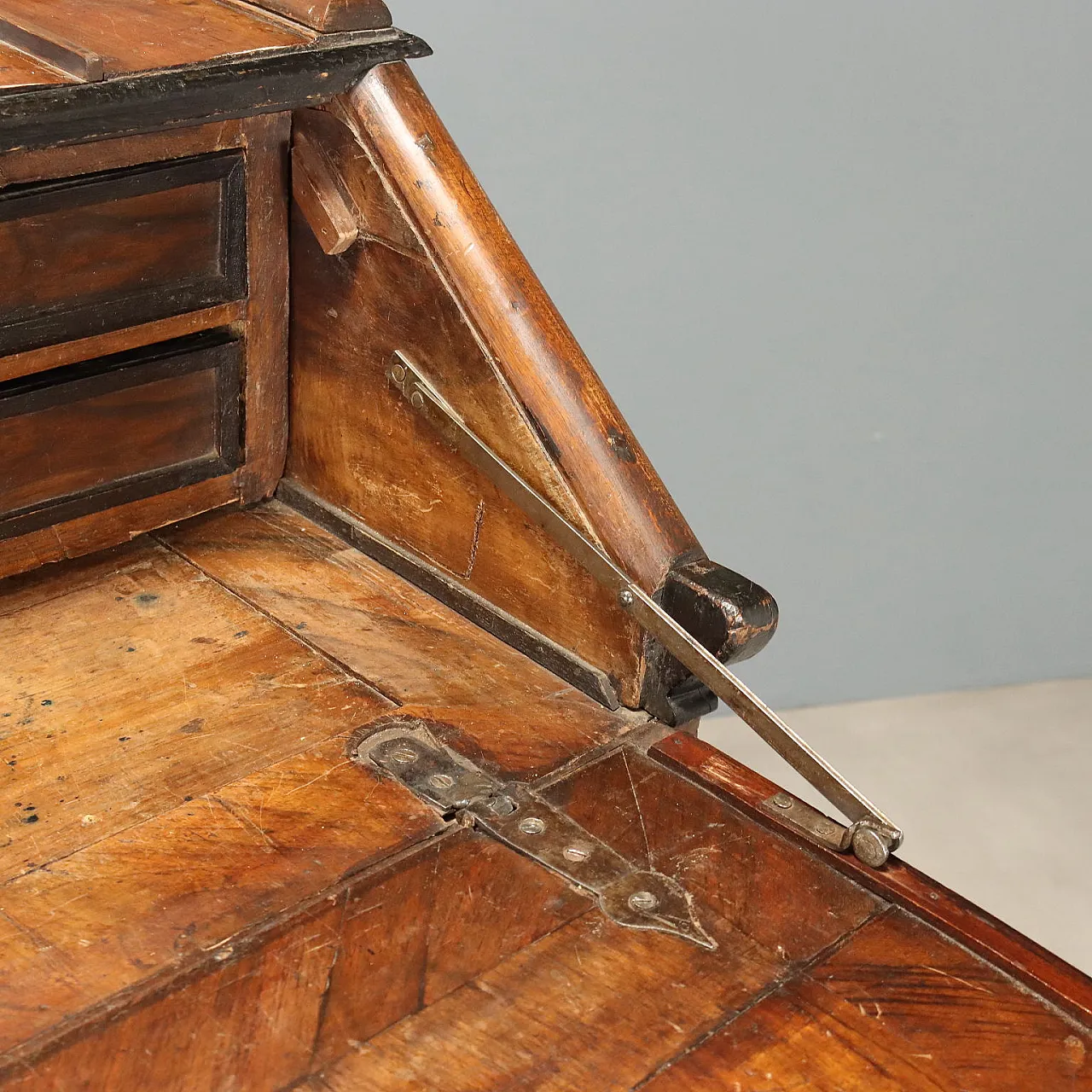 Flap in walnut and walnut burl with ebonized details, 18th century 9
