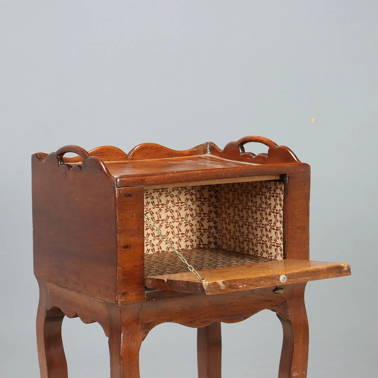 Walnut bedside table, late 19th century 3
