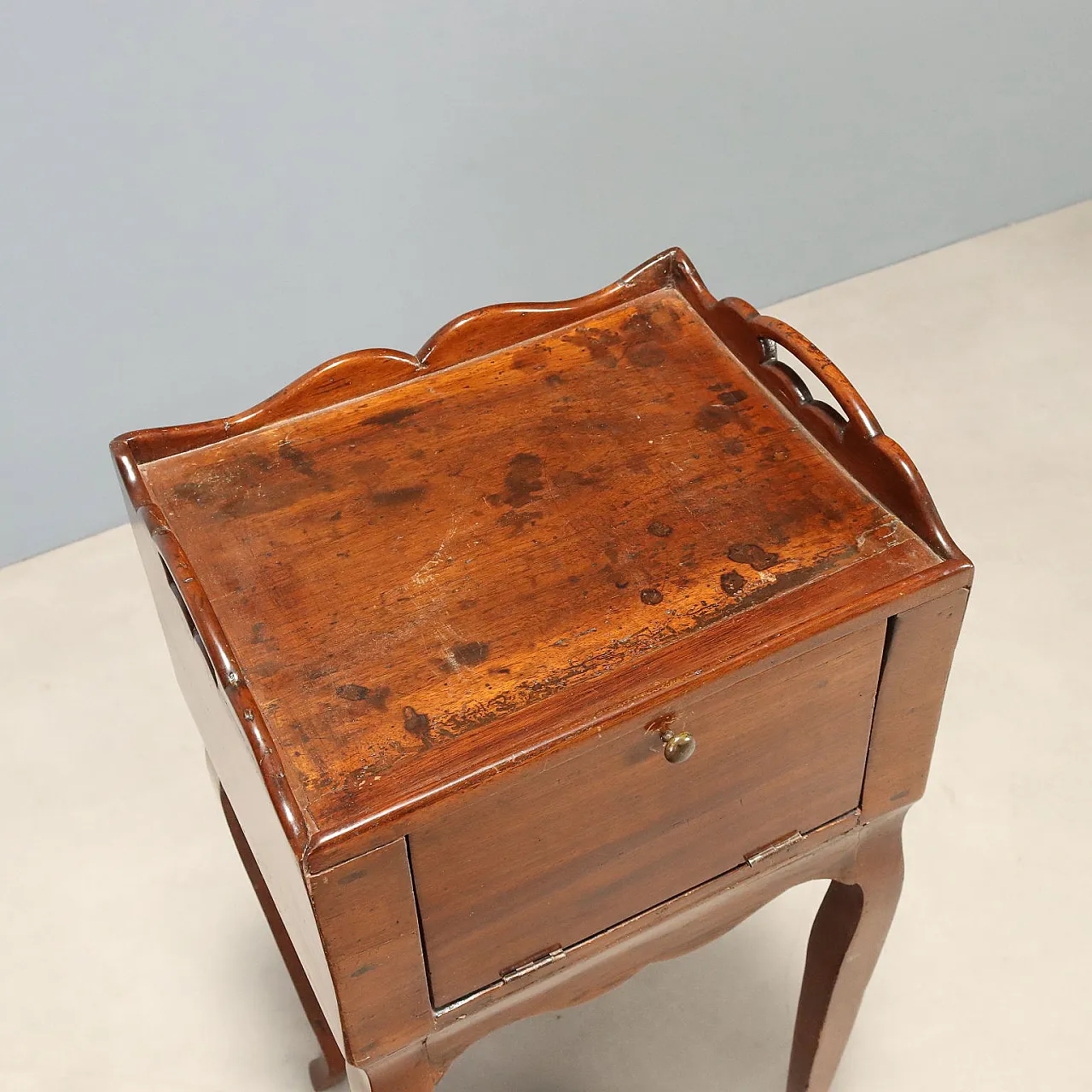 Walnut bedside table, late 19th century 7