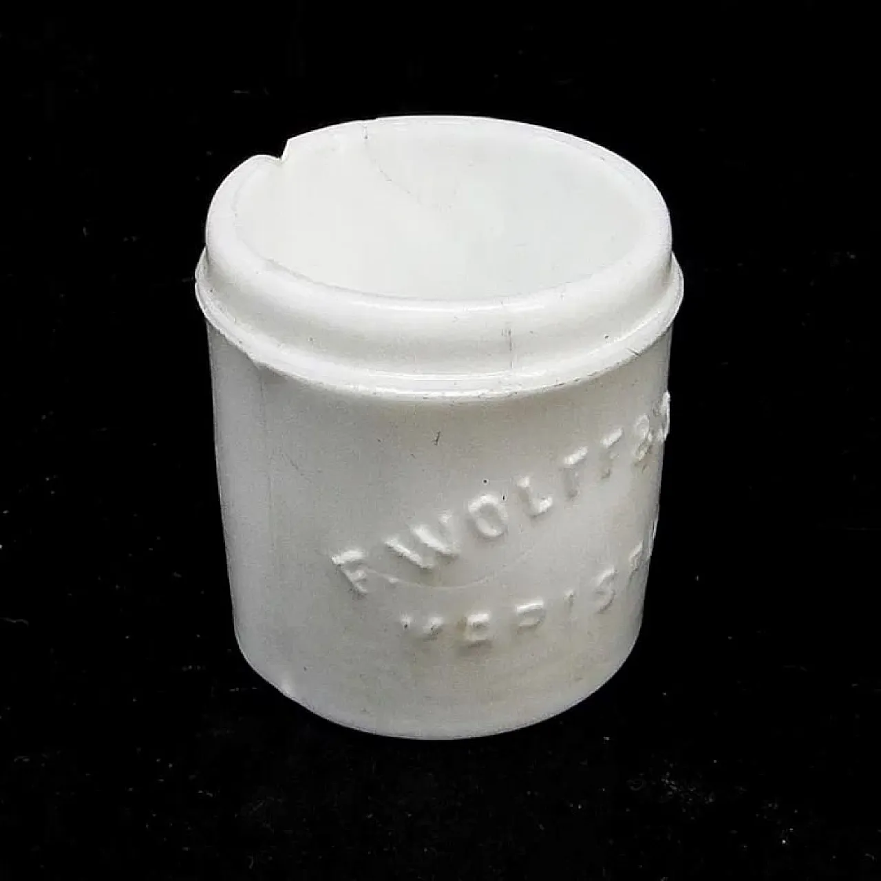 Vaso da farmacia in ceramica bianca con decorazioni in rilievo 1