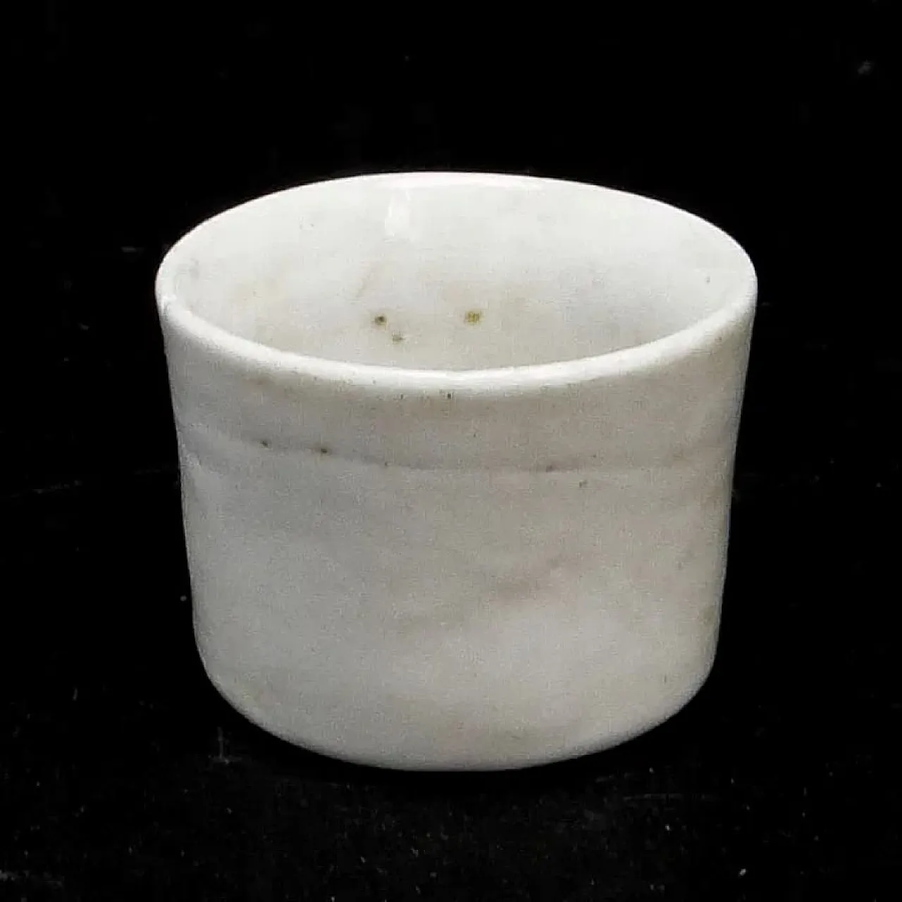 Vaso da farmacia in ceramica bianca con decorazioni in rilievo 2