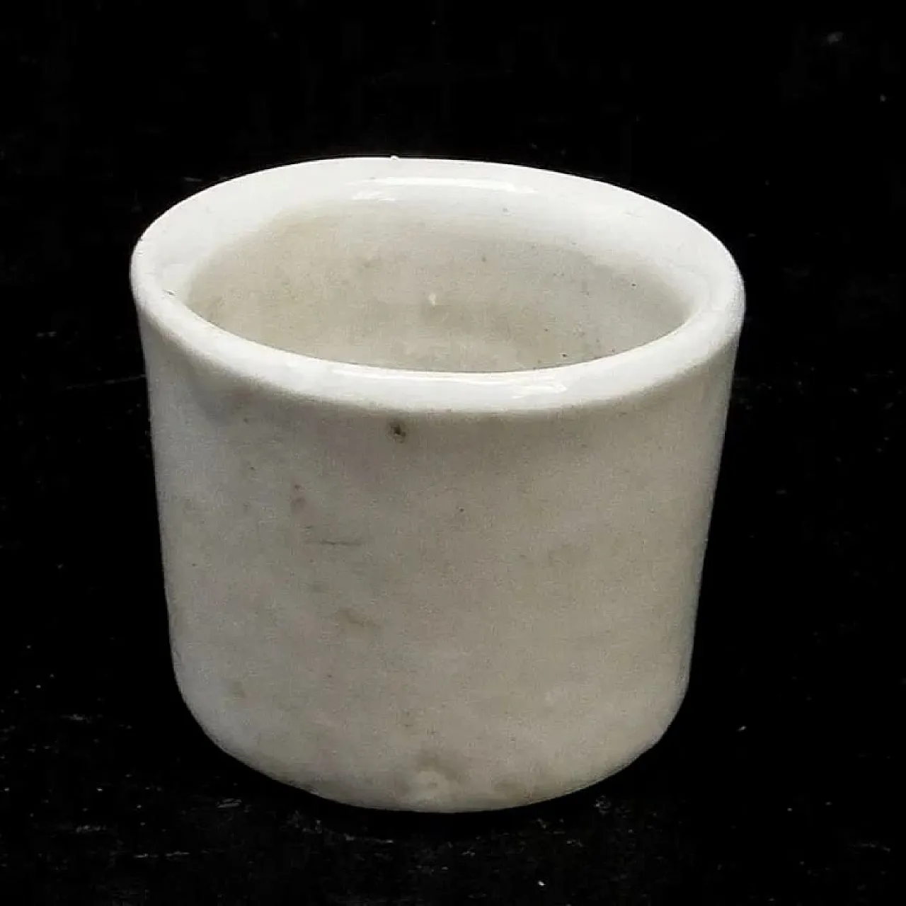 Vaso da farmacia in ceramica bianca con decorazioni in rilievo 3