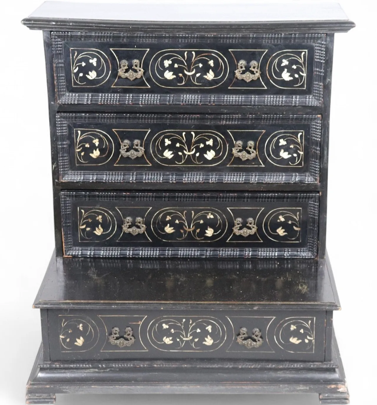 Tuscan kneeler, 17th century 13