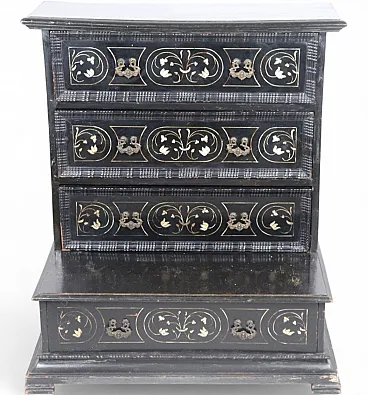 Tuscan kneeler, 17th century