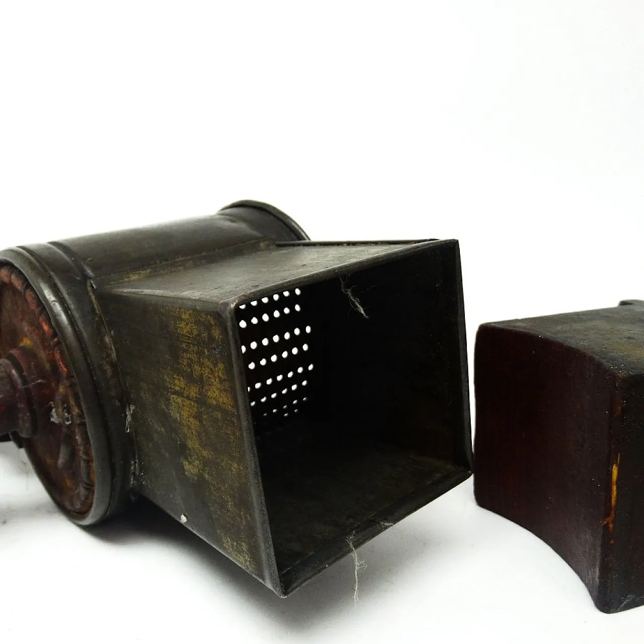 Hand-crank coffee grinder, 20th century 2