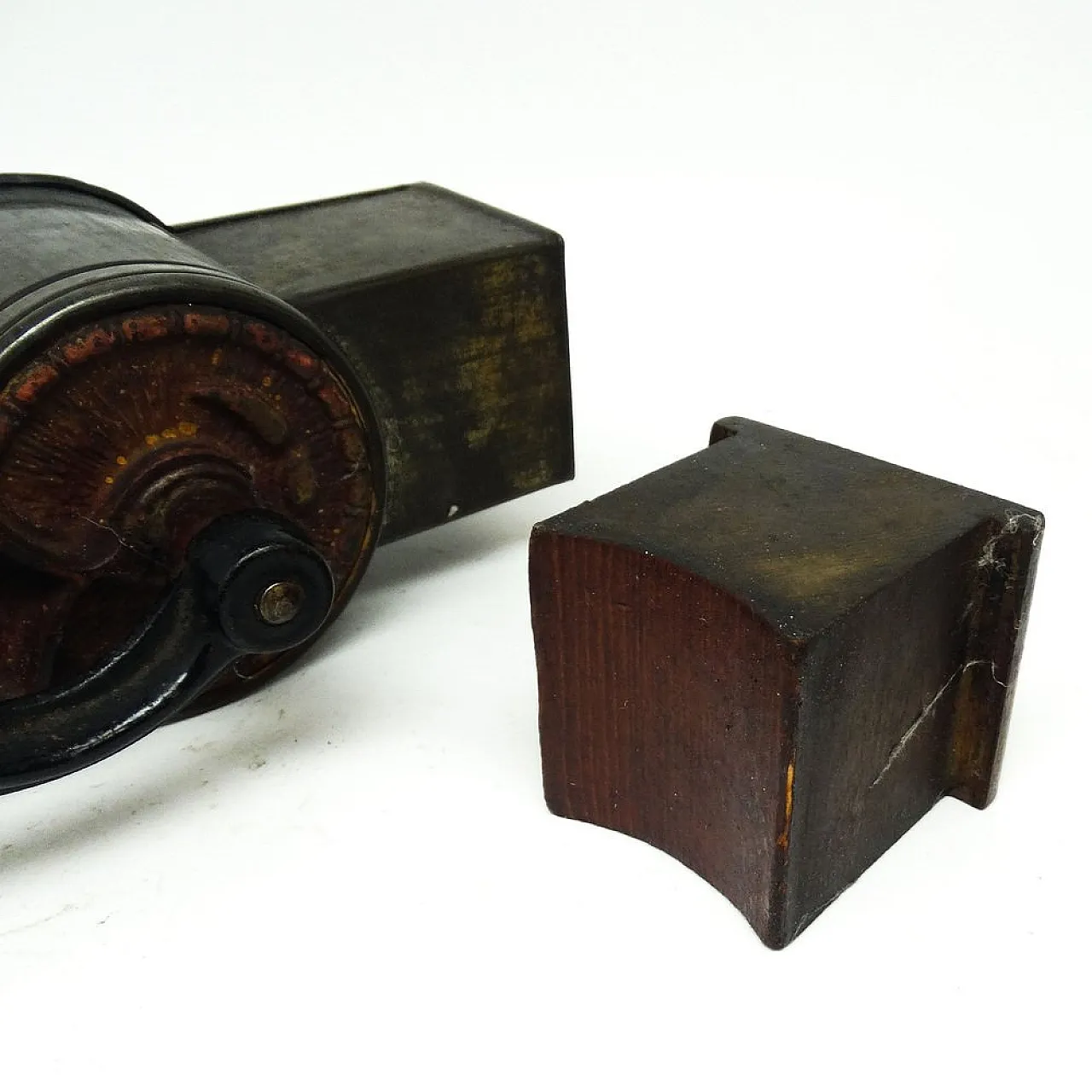 Hand-crank coffee grinder, 20th century 3