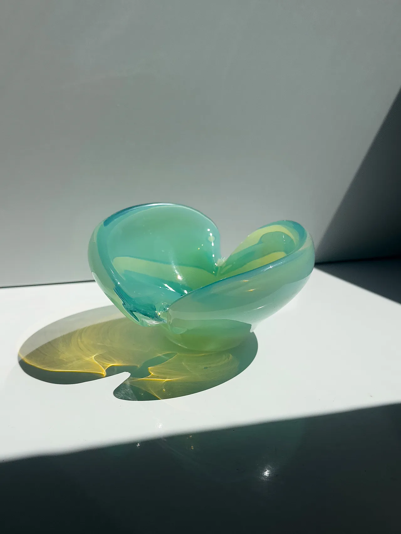 Murano uranium glass ashtray / vide poche, sommerso glass, 1950s 3