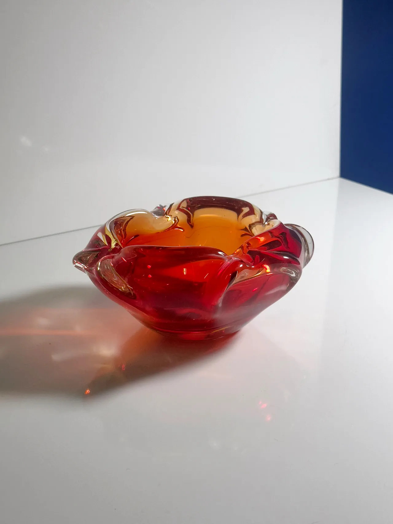 Posacenere in vetro in stile boemo, rosso e arancione, anni '60 1