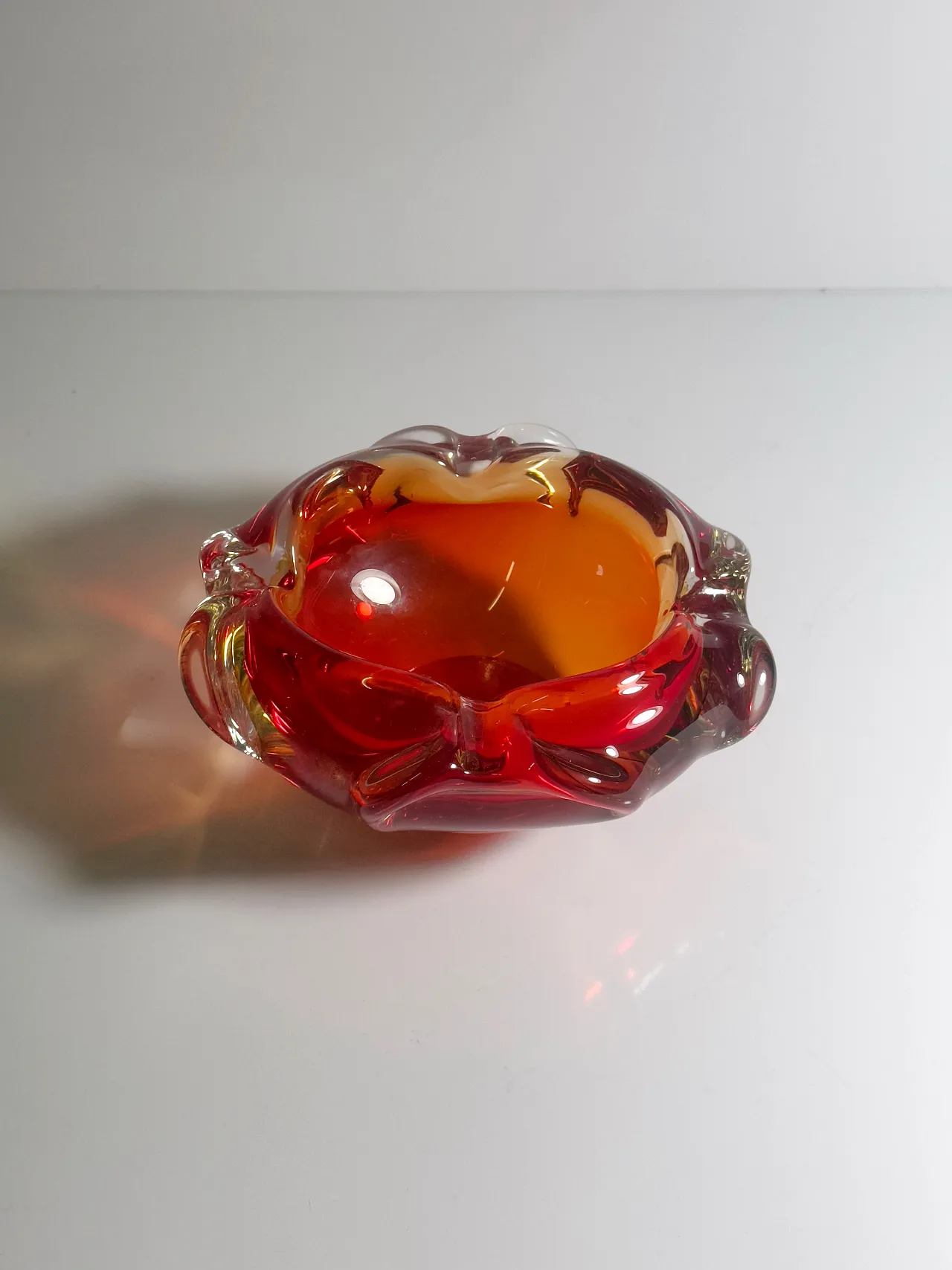 Posacenere in vetro in stile boemo, rosso e arancione, anni '60 2