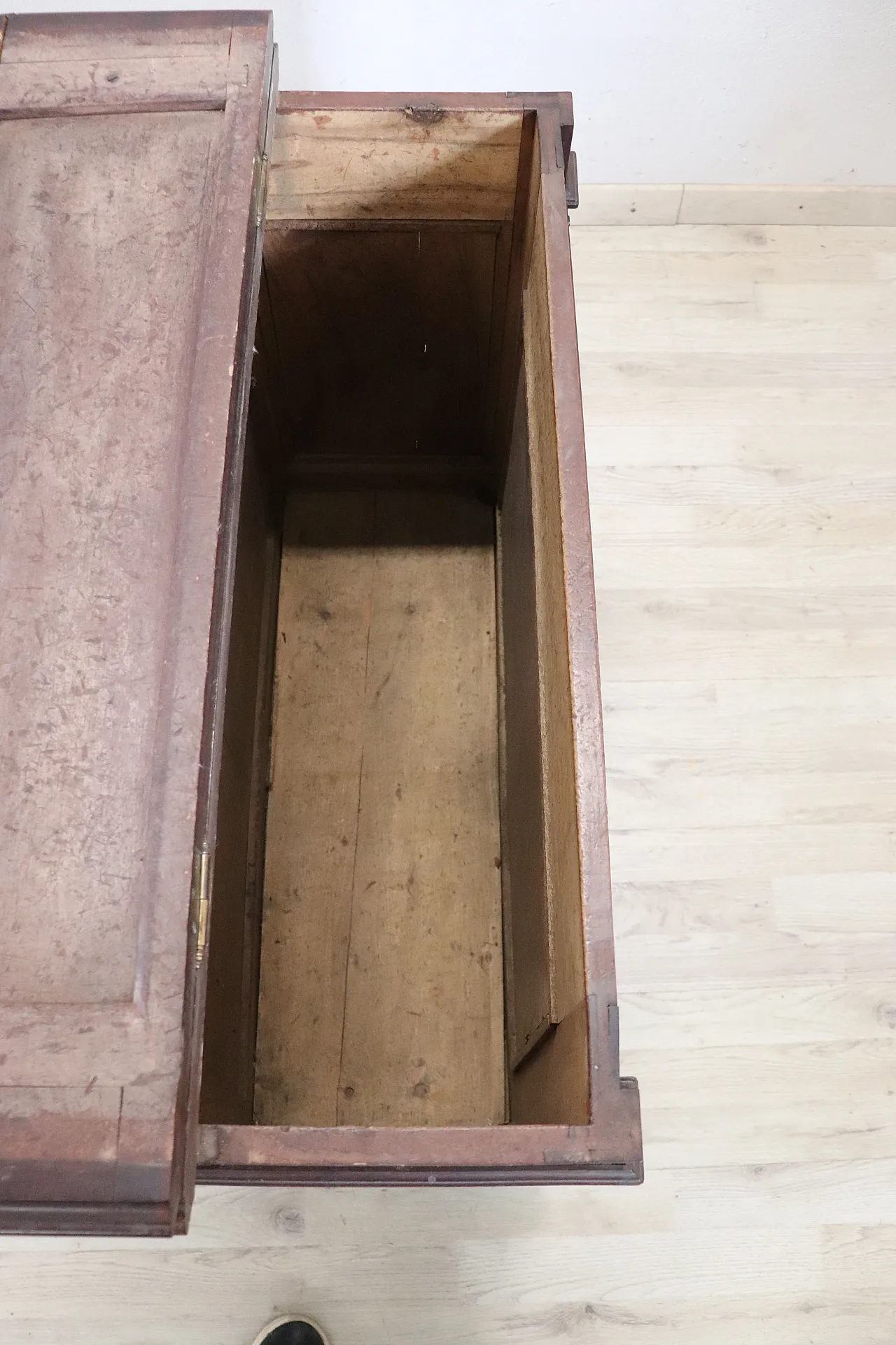 Walnut firewood storage cabinet, 19th century 8