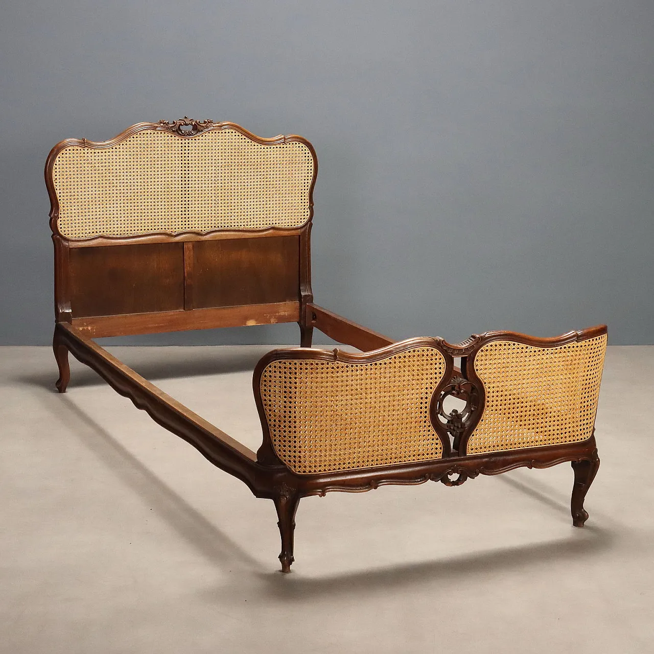 Letto singolo in stile Barocchetto in noce, '900 1