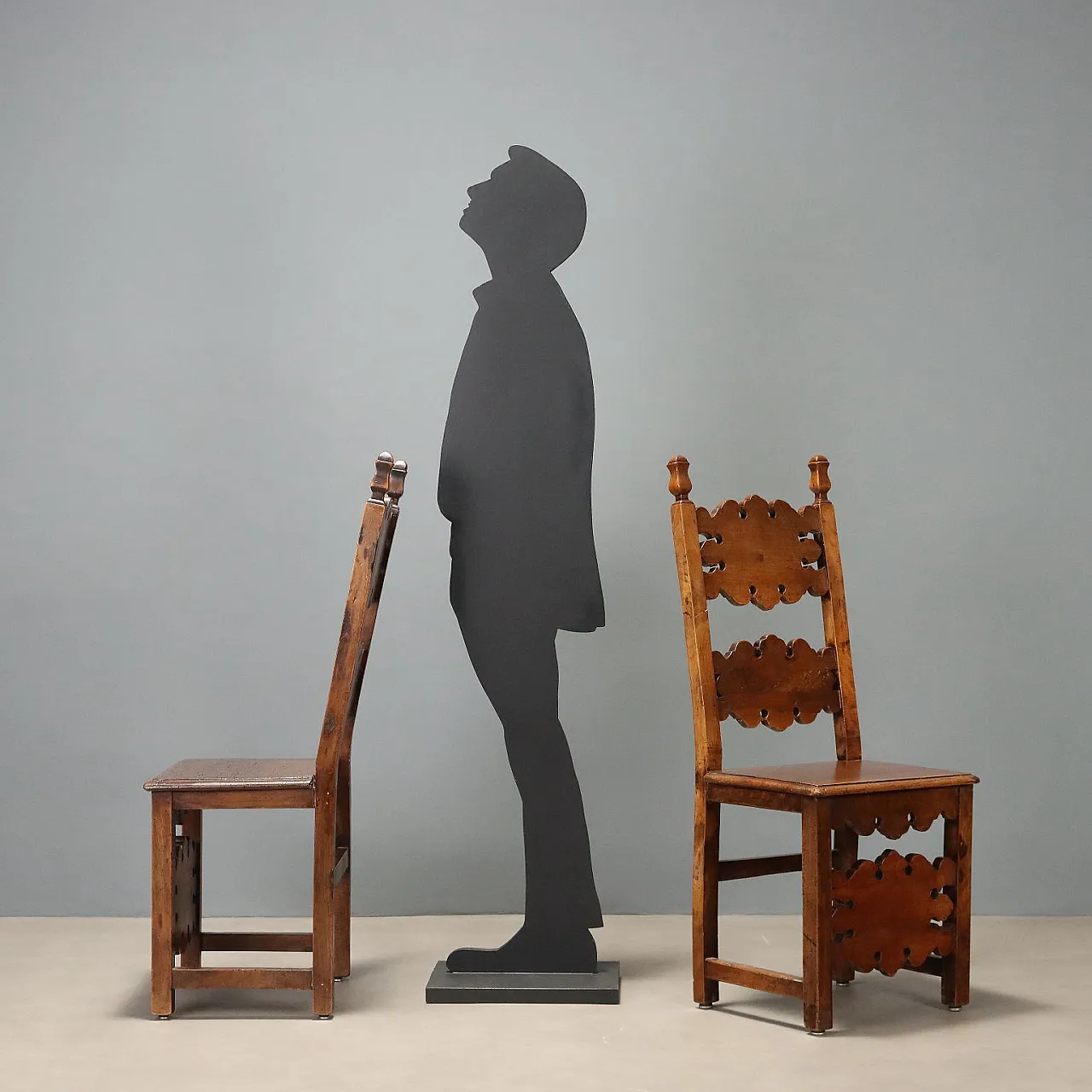 Pair of Baroque walnut chairs, 18th century 3
