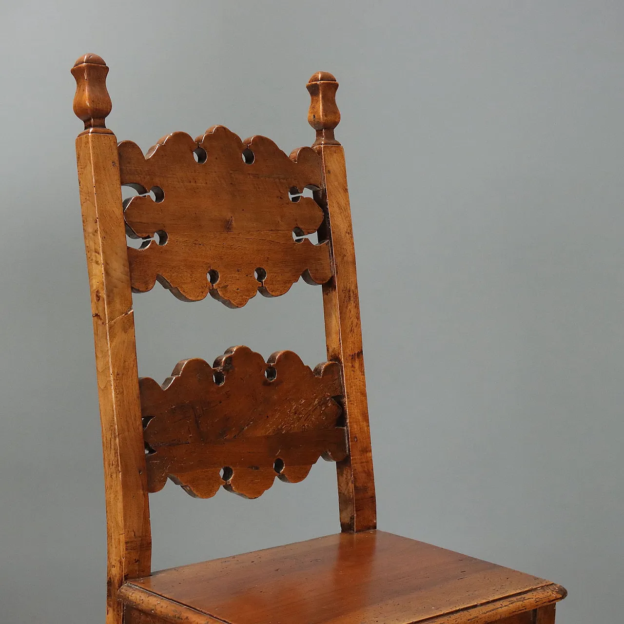 Pair of Baroque walnut chairs, 18th century 4