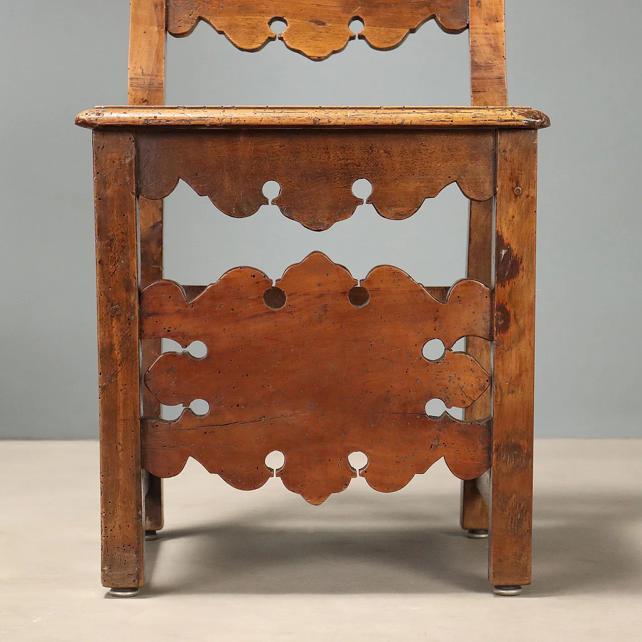 Pair of Baroque walnut chairs, 18th century 5