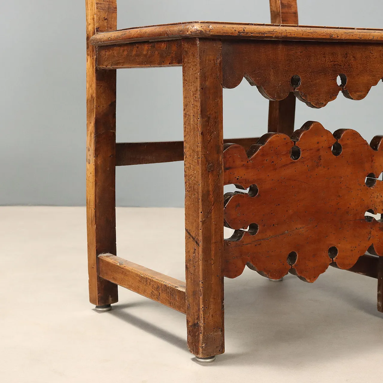 Pair of Baroque walnut chairs, 18th century 6