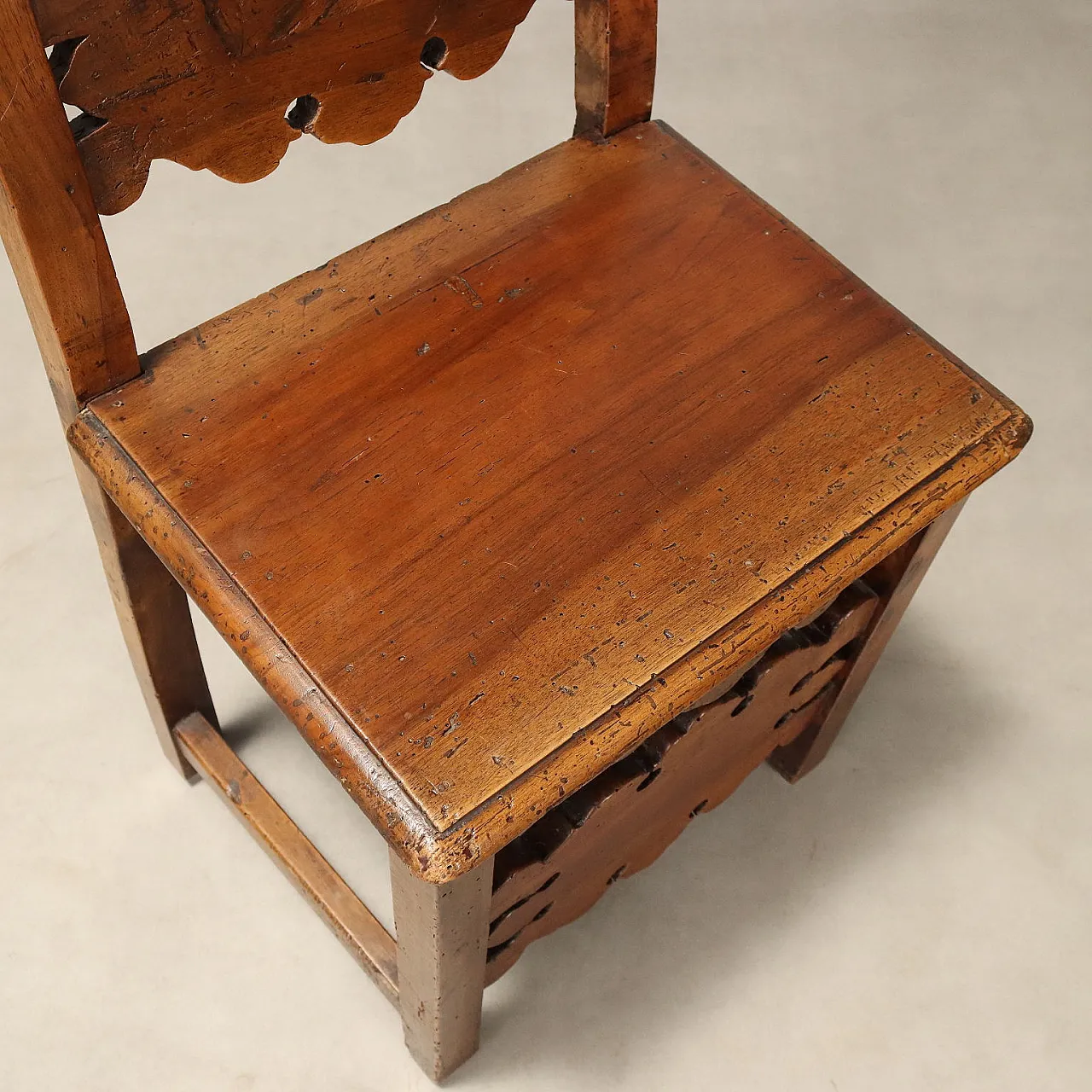 Pair of Baroque walnut chairs, 18th century 7
