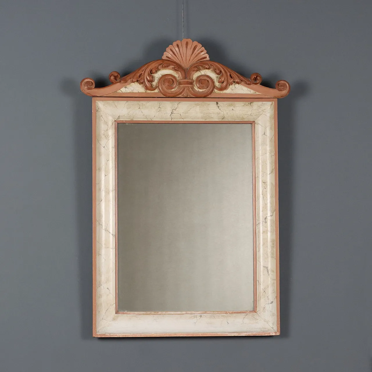 Specchiera in legno laccato con frontone intagliato, '800 1
