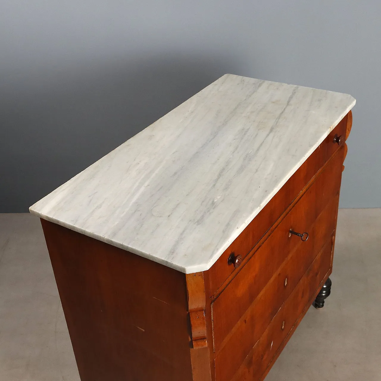 Mahogany chest of drawers, 19th century 10