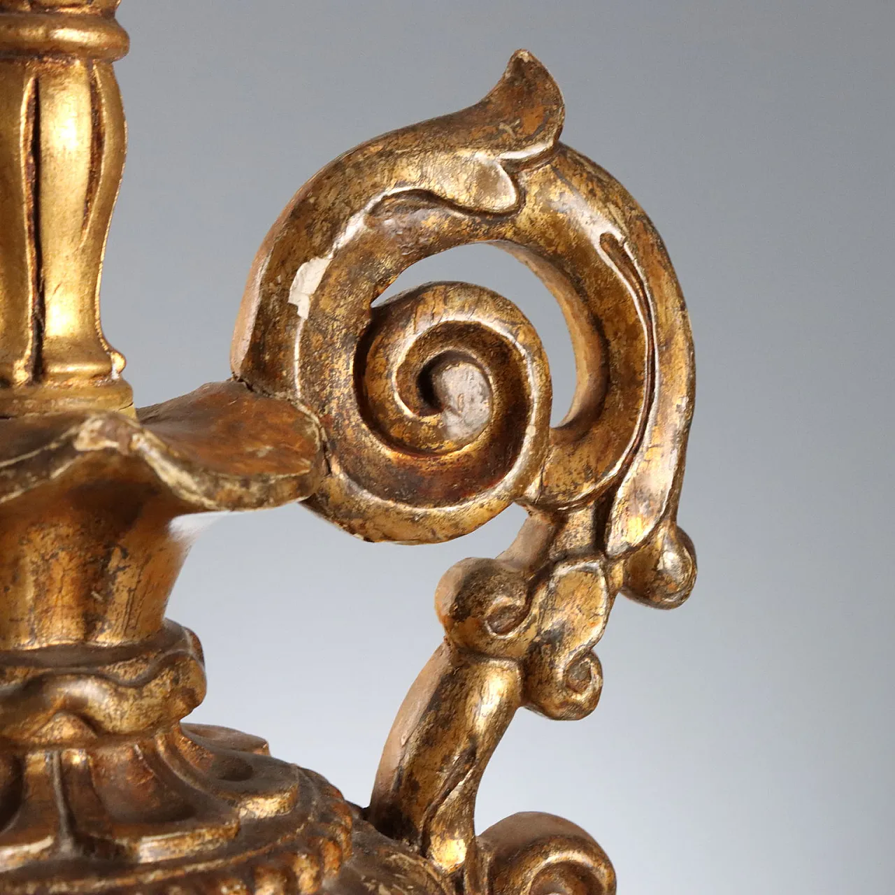 Neoclassical carved vase transformed into a lamp, 19th century 4