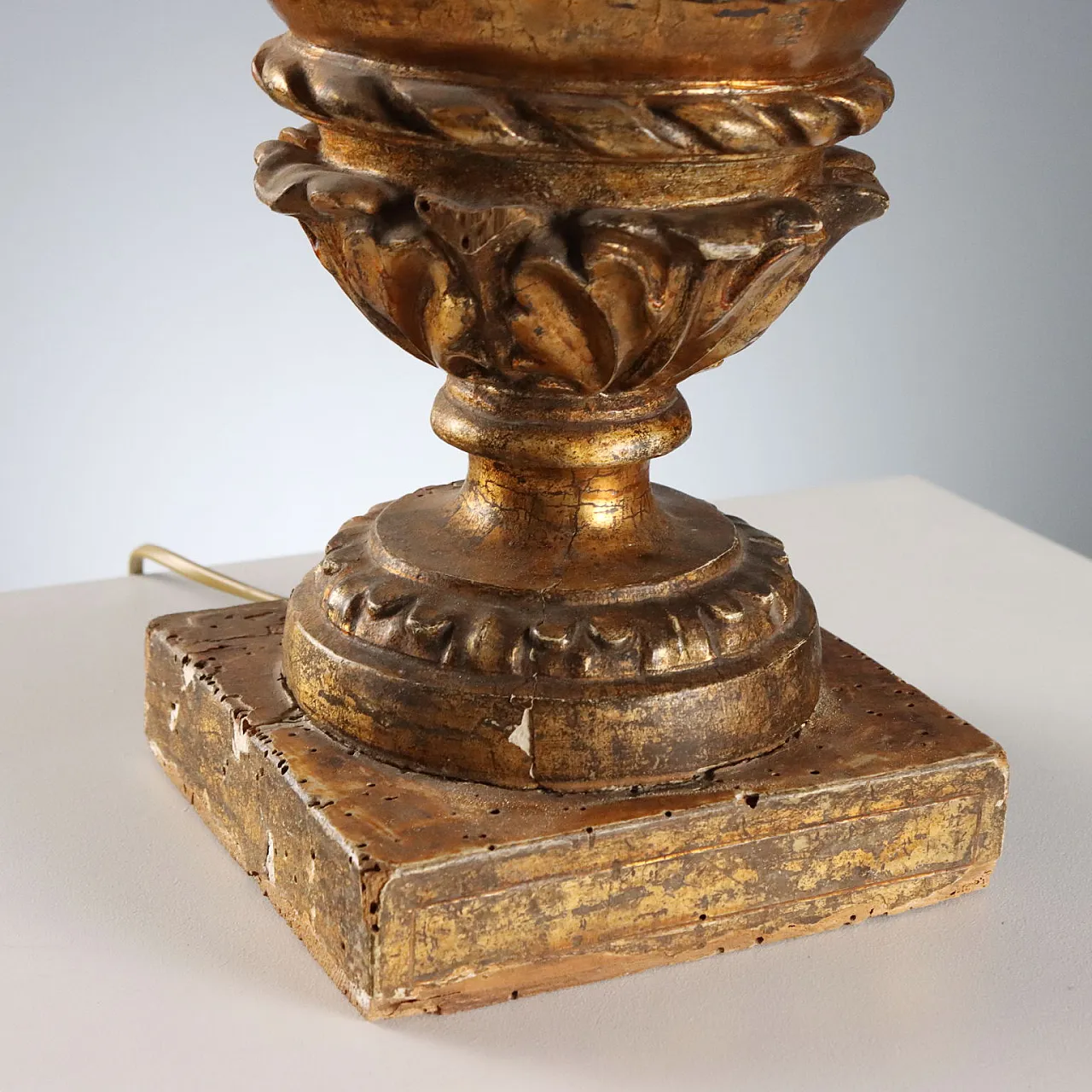 Neoclassical carved vase transformed into a lamp, 19th century 6