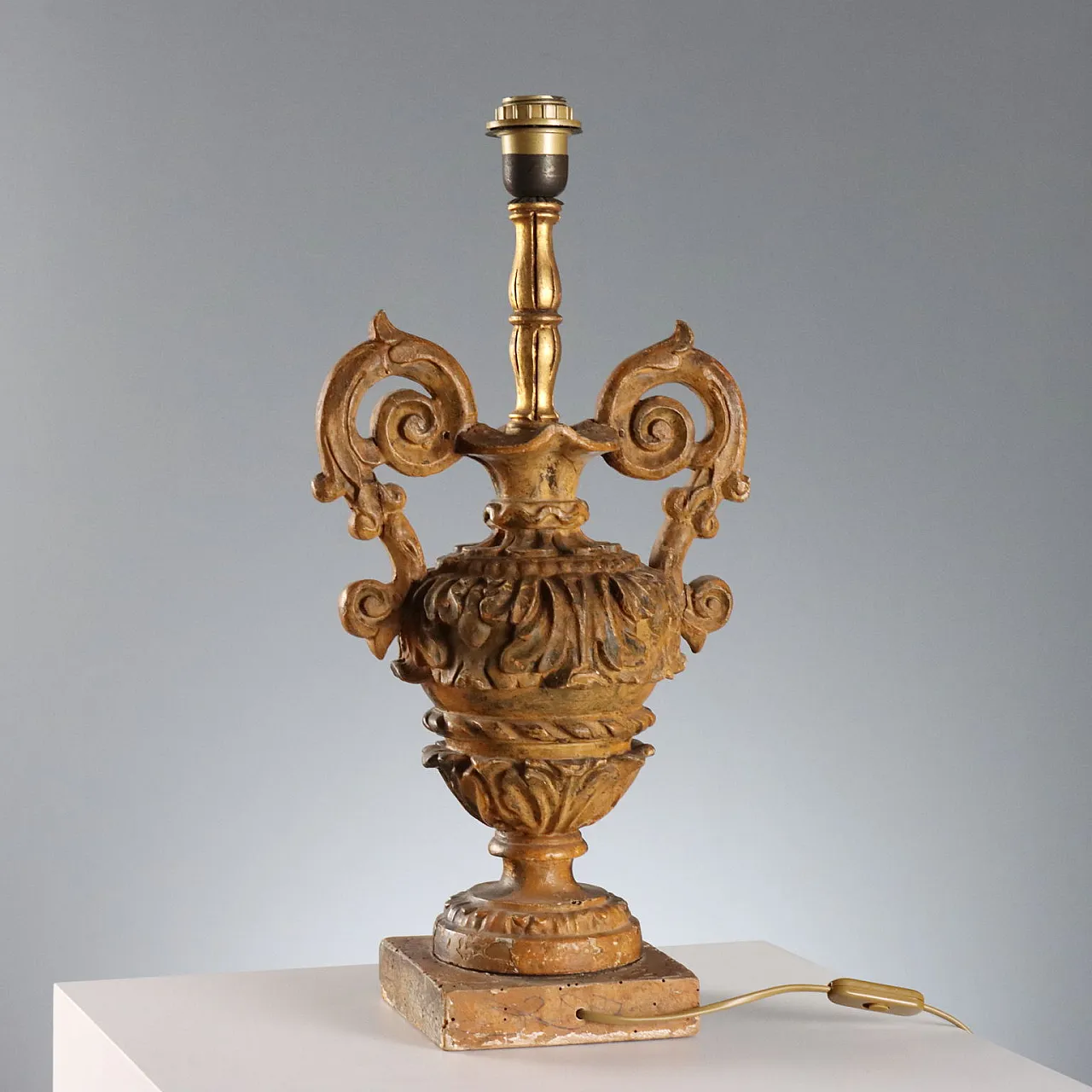 Neoclassical carved vase transformed into a lamp, 19th century 7