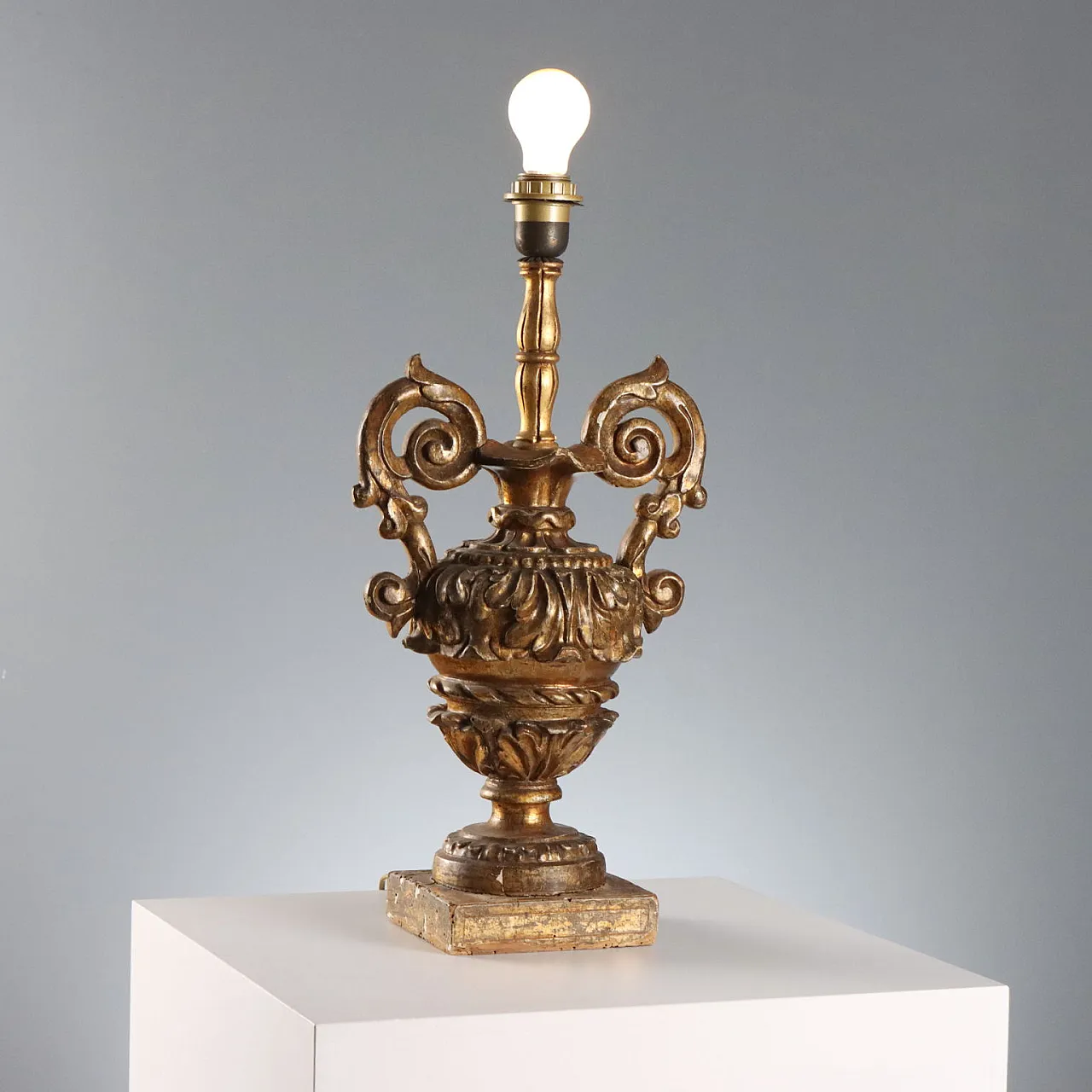 Neoclassical carved vase transformed into a lamp, 19th century 8