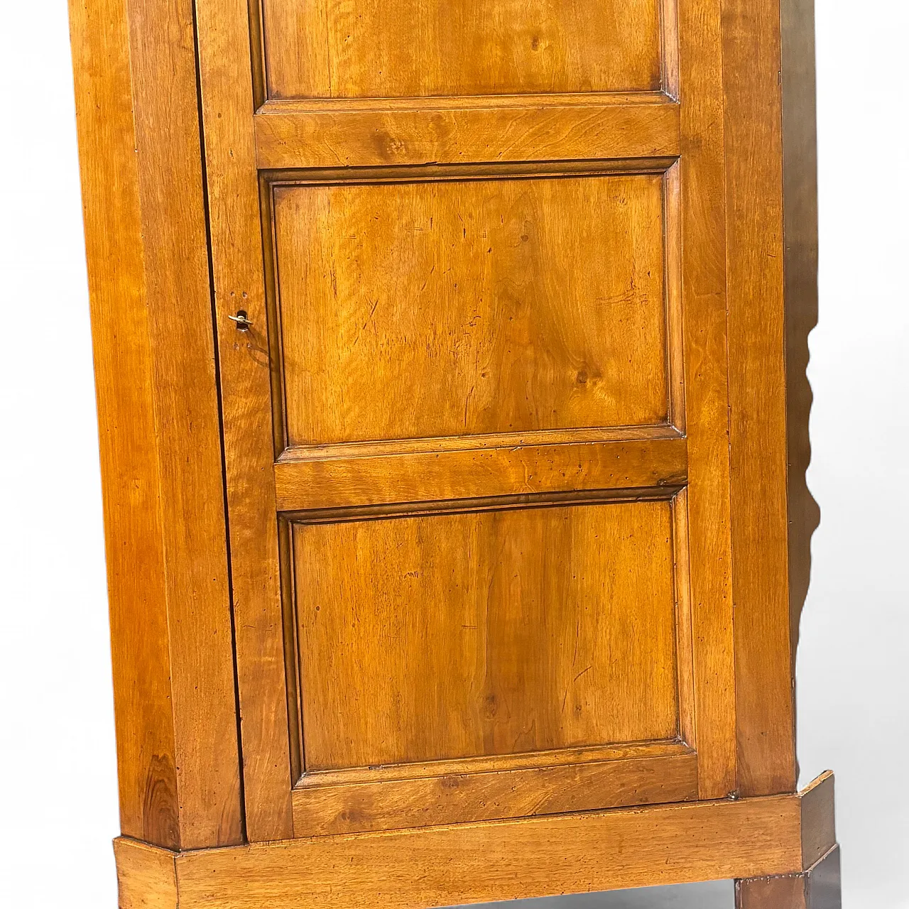 Tuscan corner cupboard  in solid walnut, early 19th century 11