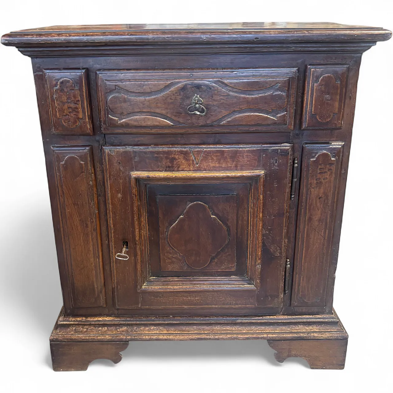 Baroque sideboard cabinet in solid walnut with patina, 17th century 17