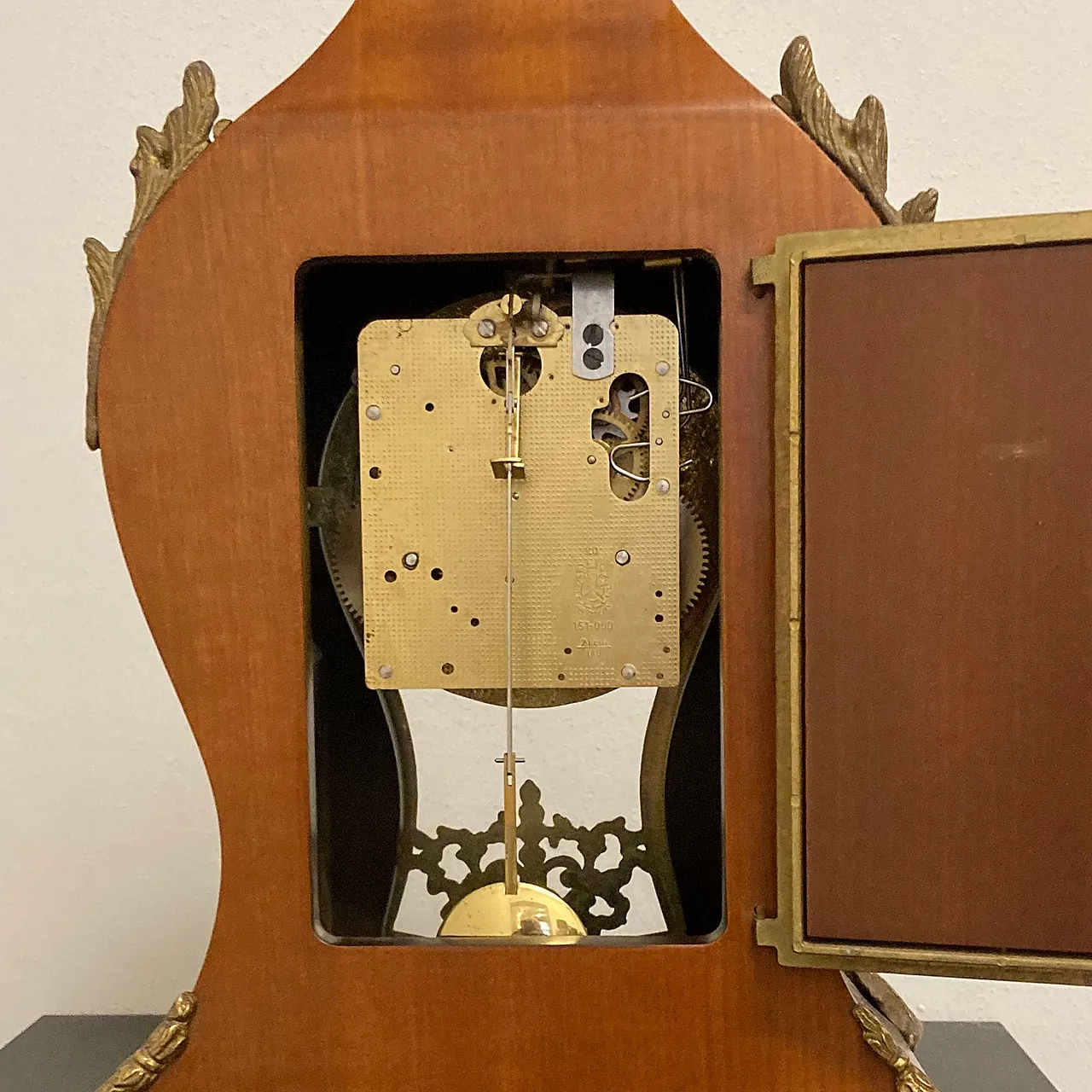 Mantel clock with gilded bronze frame and inlays, 1960s 6