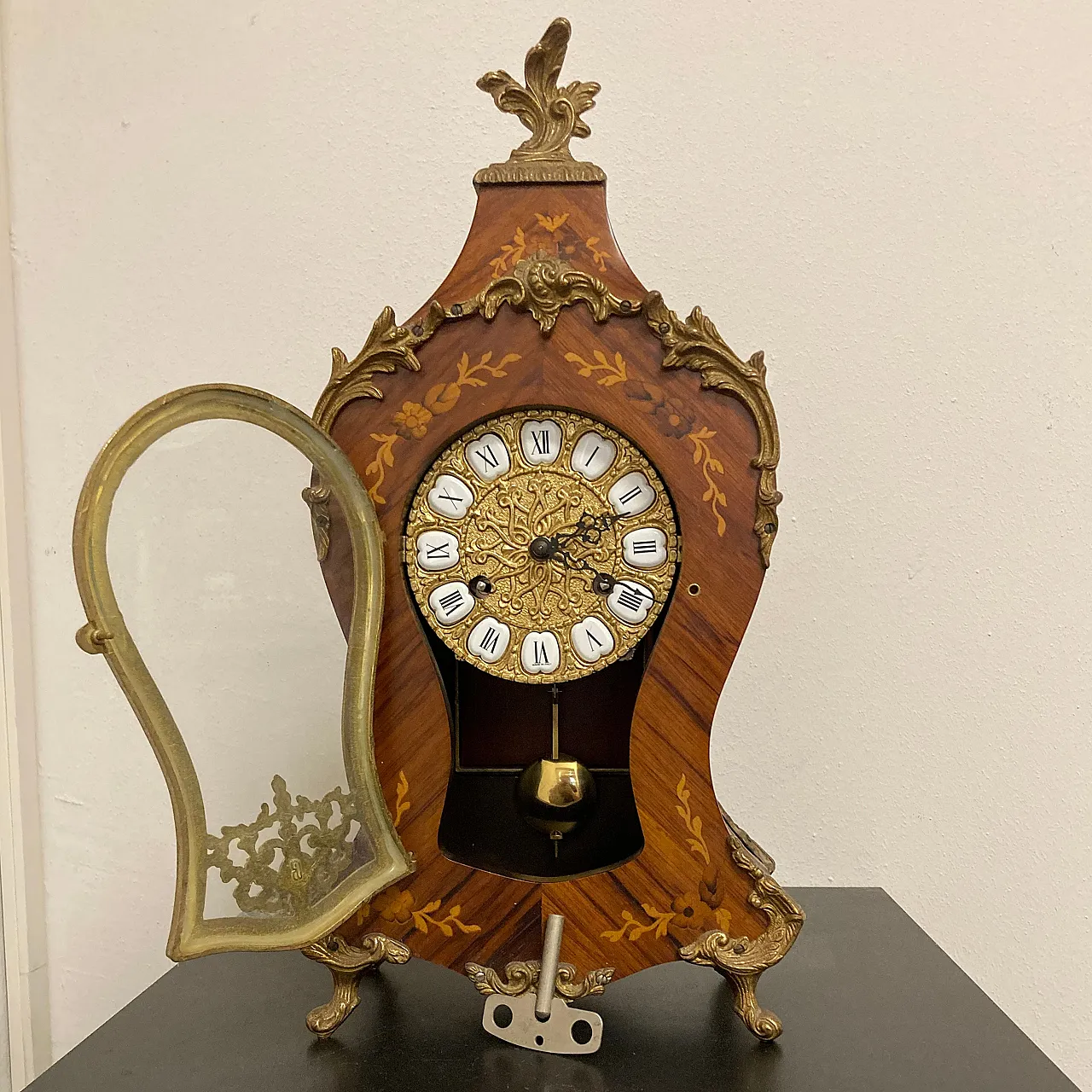 Mantel clock with gilded bronze frame and inlays, 1960s 8