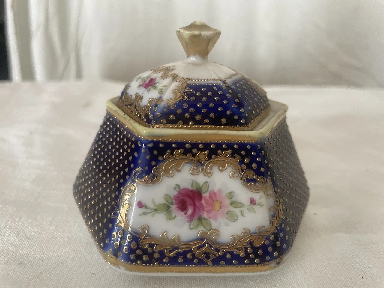 Noritake “Komaru Mark” blue and gold porcelain lidded vase, 1930s 1
