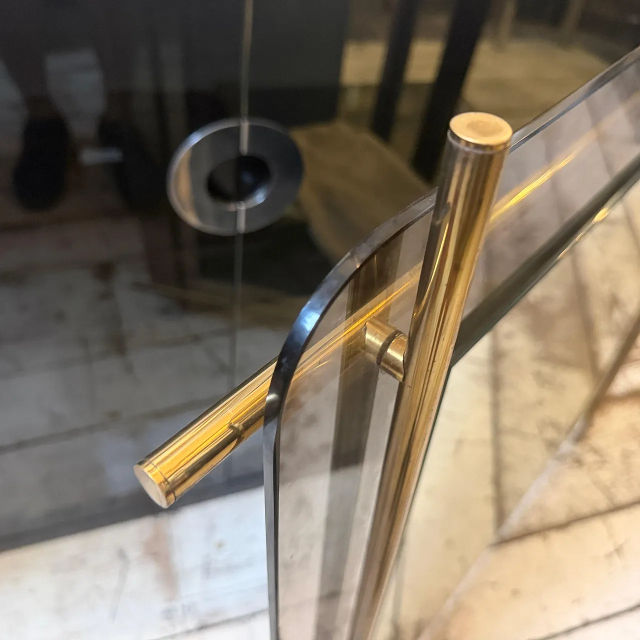 Specchio da parete in vetro fumé e ottone di Renato Zevi, anni '70 5