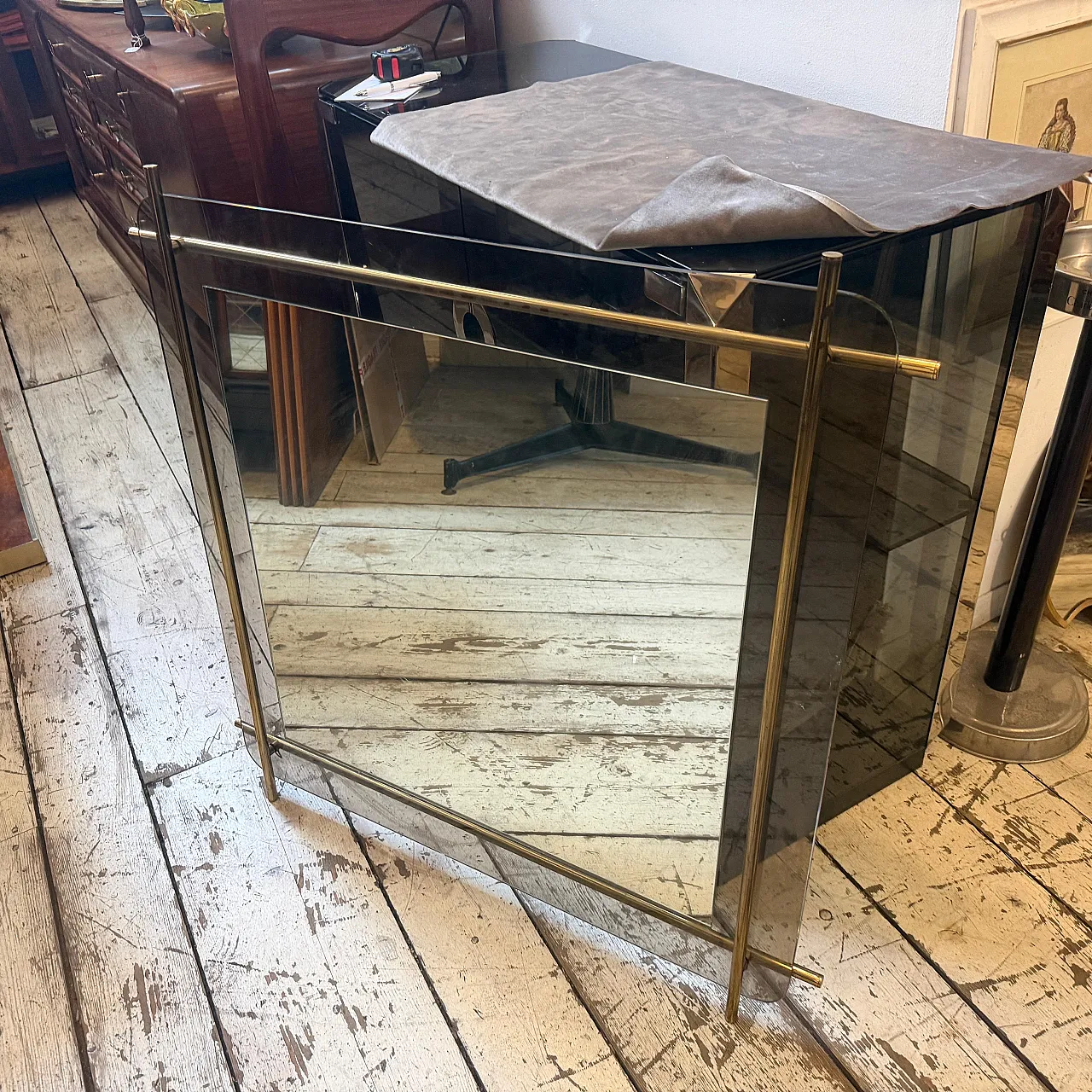 Specchio da parete in vetro fumé e ottone di Renato Zevi, anni '70 10