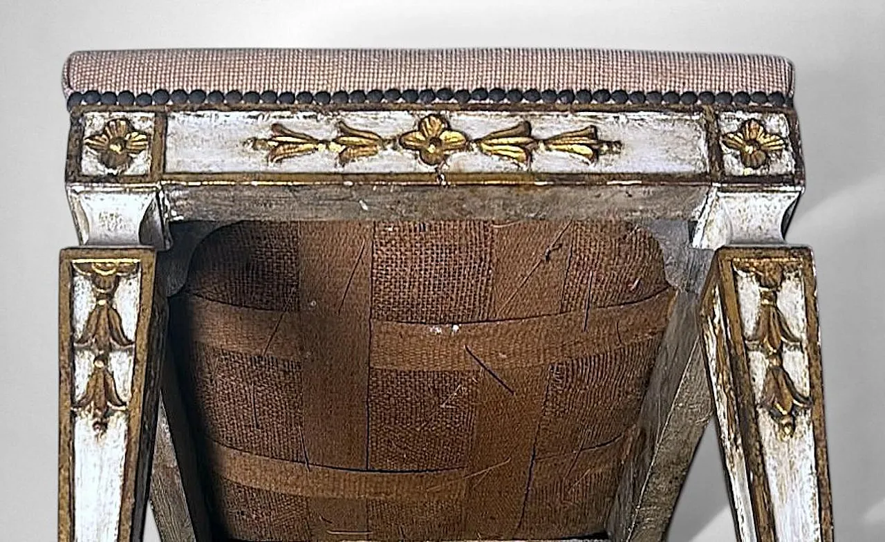 Divano in legno laccato con rivestimento in ricamo a punto croce, '800 18