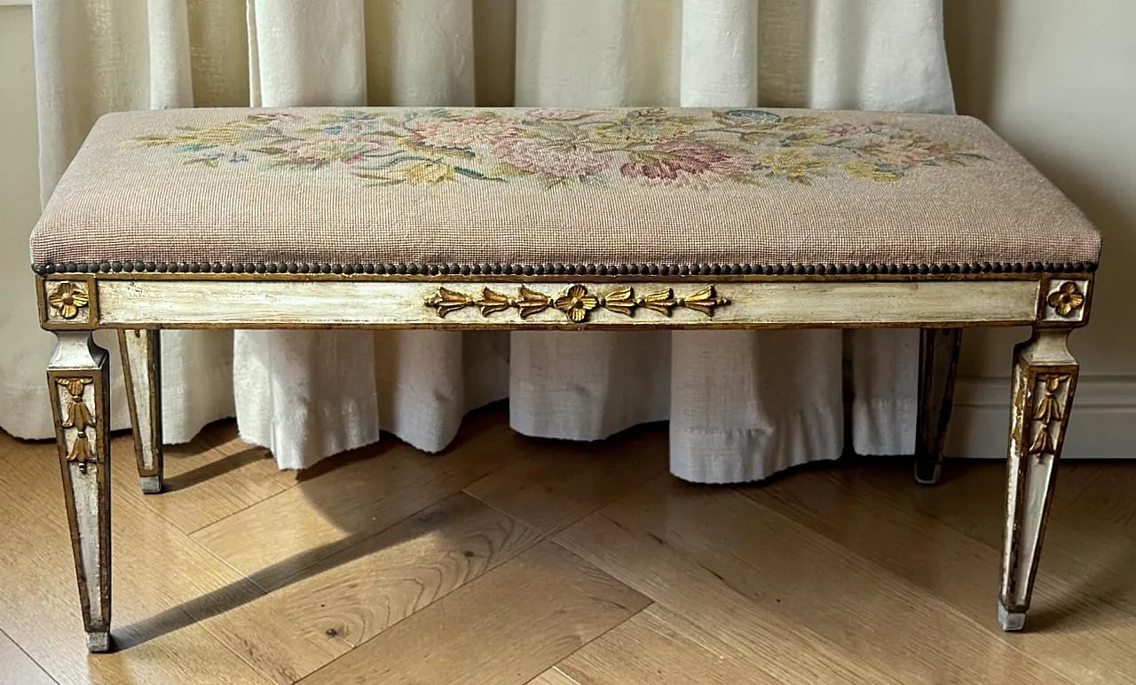 Divano in legno laccato con rivestimento in ricamo a punto croce, '800 19
