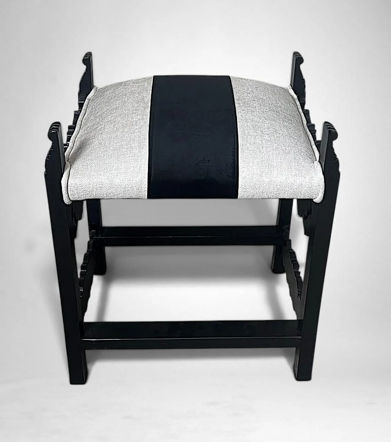 Neo-Renaissance style bench carved eood and linen blend, 19th century 3